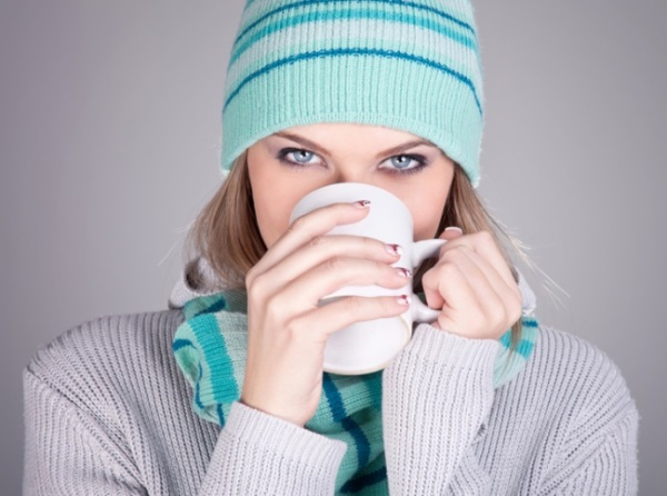 Девушка пьёт чай