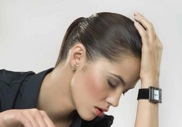 У девушки кружится голова