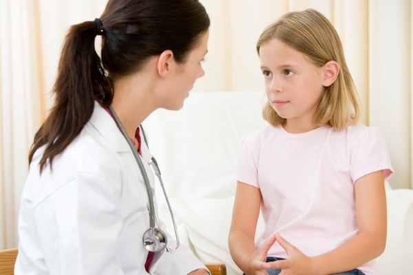 Врач морально подготавливает ребенка к цистографии