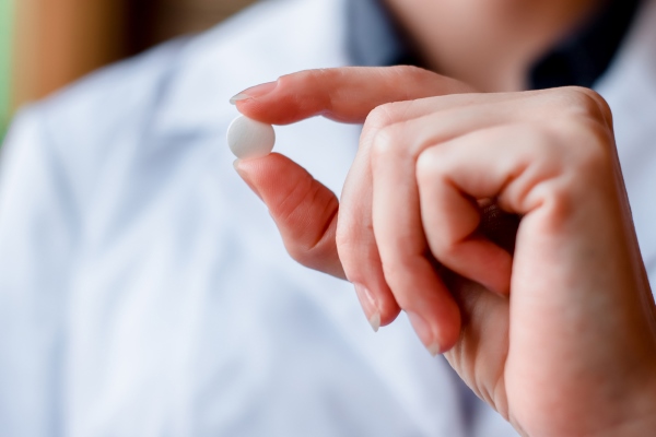 Приём препаратов в лечении ангины