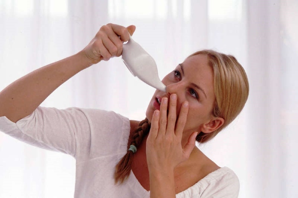 Промывание носа солевым раствором