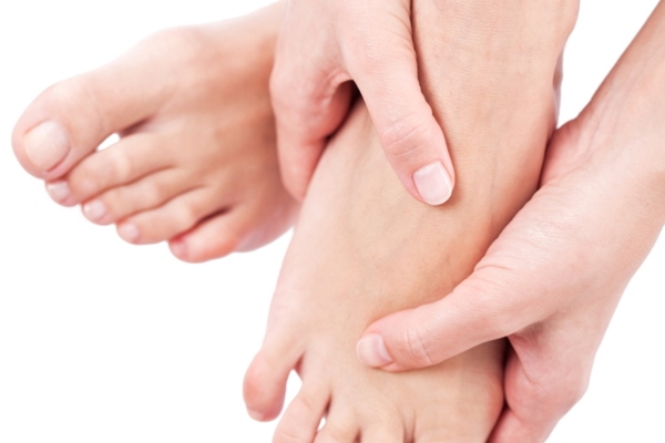 Покалывают пальцы рук и ног