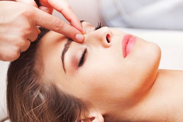 Массирование точек при насморке