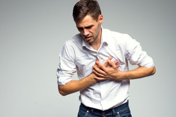 Боль в грудине слева