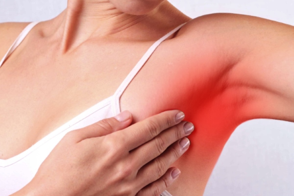 Боль подмышкой у женщины