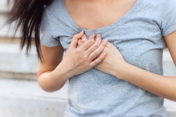 Болит в груди с правой стороны