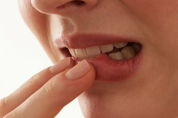 Прыщ на губе