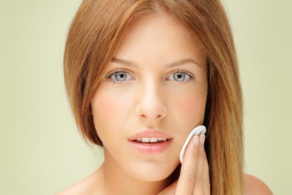 Протирать лицо хлоргексидином