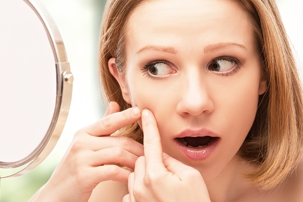 Прыщи на щеках