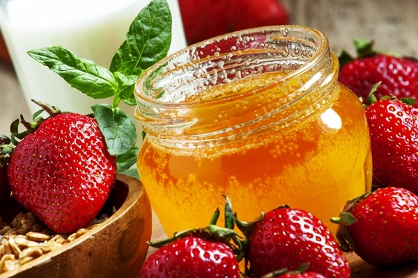 Мед и клубника