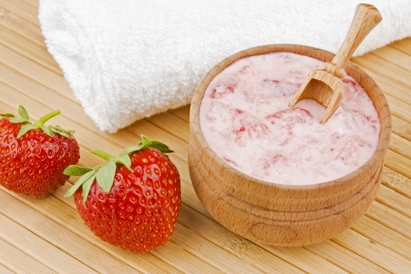 Маска из перетертой клубники