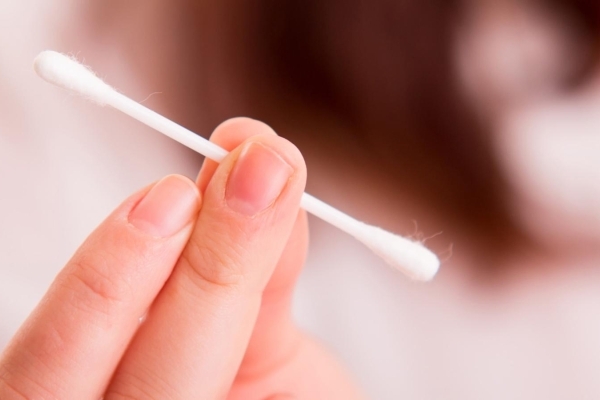 Точечное нанесение средства ватной палочкой