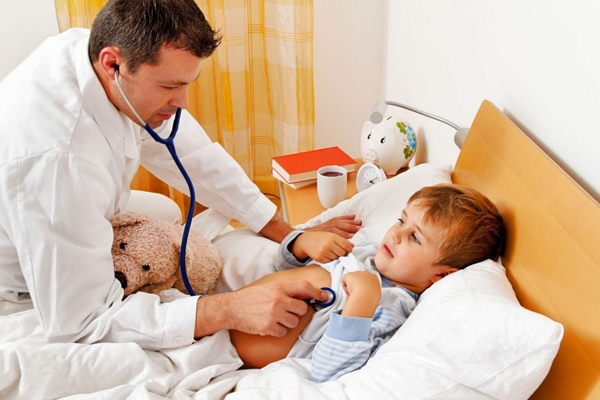 Инфекционист лечит ребенка