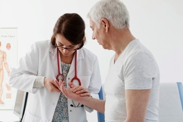 Осмотр при ревматическом полиартрите