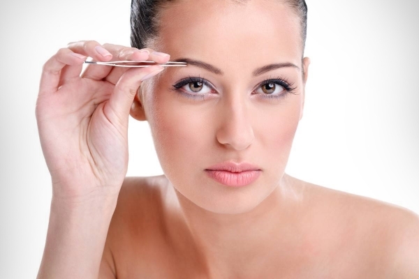 Удаление волос с бровей пинцетом