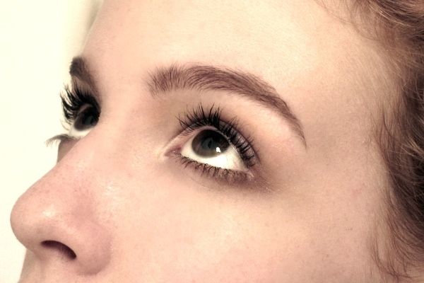 Прыщи на бровях