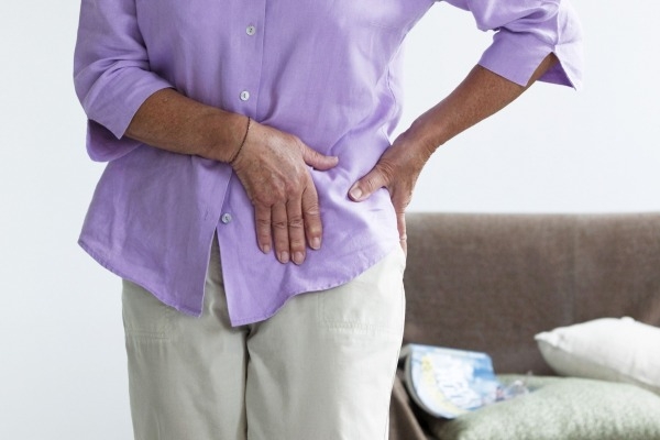 Ощупывание место боли