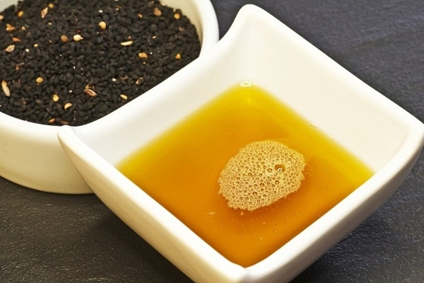 Масло черного тмина на блюдце