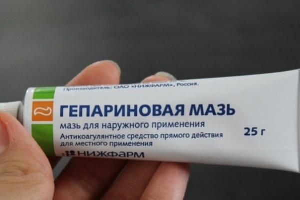Гепариновая мазь в руках