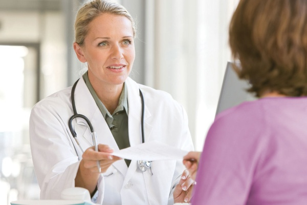 Доктор выписывает лекарства