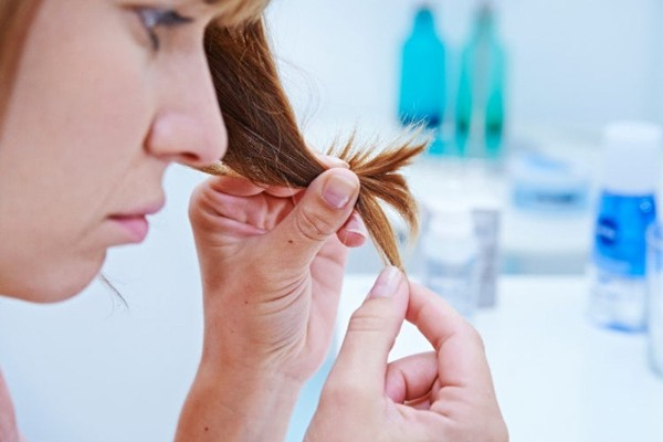 Девушка рассматривает волосы